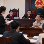 Phiên tòa căng thẳng trong phòng xử án